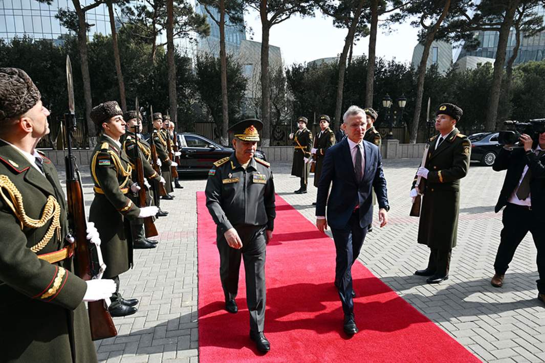 Министр обороны Азербайджанской Республики Закир Гасанов и генеральный секретарь НАТО Йенс Столтенберг