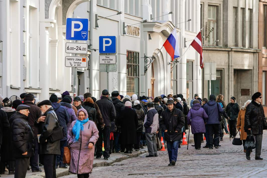 Люди стоят в очереди в российский консульский отдел в Риге, чтобы проголосовать на выборах президента РФ