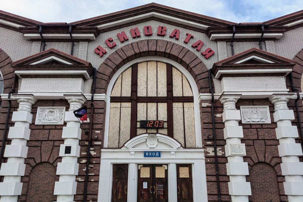 Железнодорожный вокзал Ясиноватой: отсюда на днях в Макеевку отправился первый за 2 года пассажирский дизель-поезд