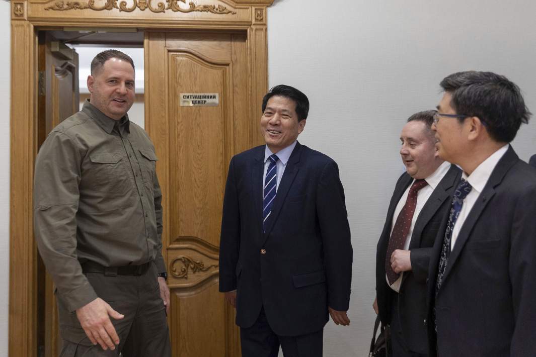 Специальный представитель Китая Ли Хуэем встретился в Киеве с главой администрации президента Украины Ермаком