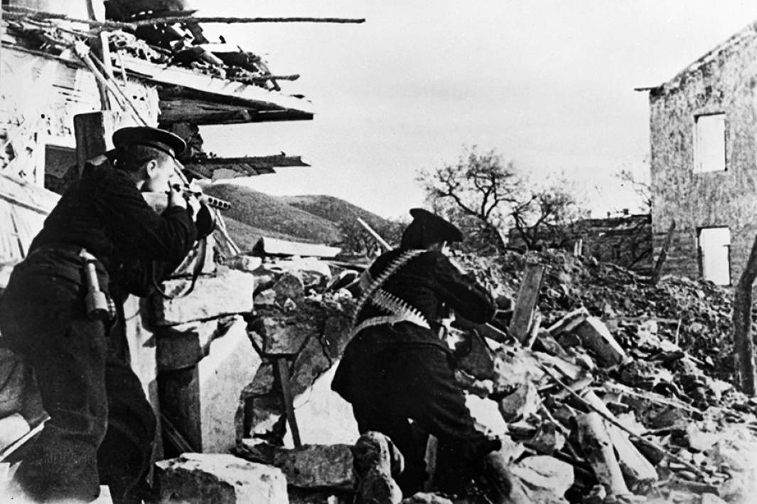 Морская пехота Черноморского флота ведет бой в осажденном Севастополе. 1942 год