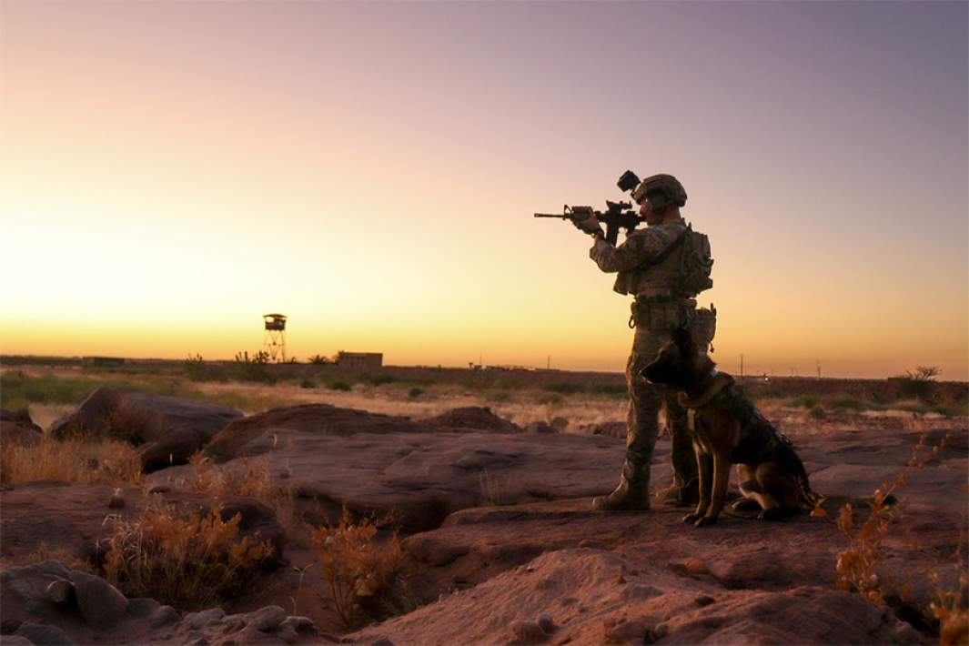 Военнослужащий ВС США во время патрулирования окрестностей авиабазы 201 в Нигере