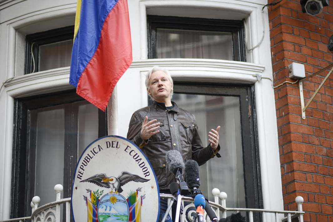 Основатель Wikileaks Джулиан Ассанж выступает на балконе посольства Эквадора в Лондоне, 19 мая 2017 года