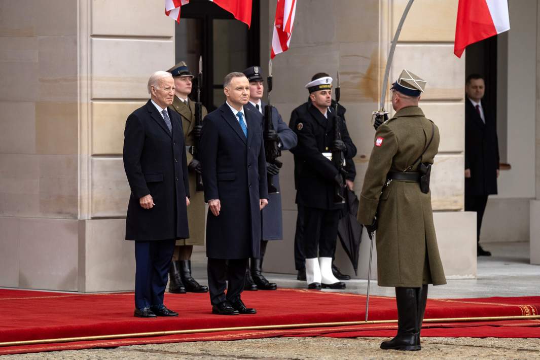 Президент США Джо Байден и президент Польши Анжей Дуда у Президентского дворца в Варшаве. 21 февраля 2023 года