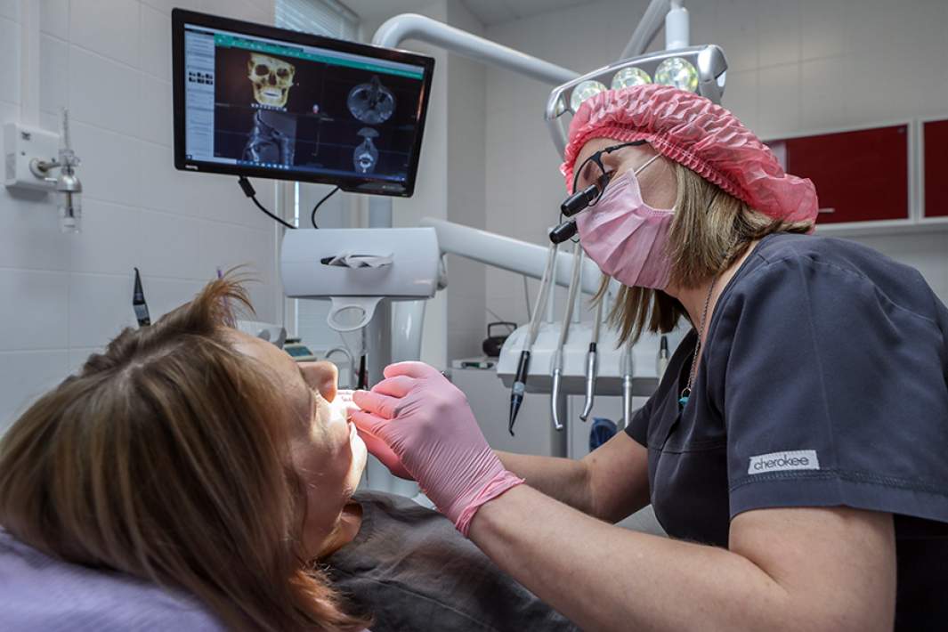 Врач-стоматолог осматривает пациента