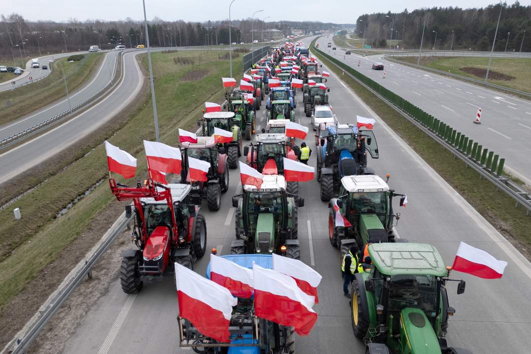 Польские фермеры блокируют автостраду из Люблина в Варшаву в Вязовне