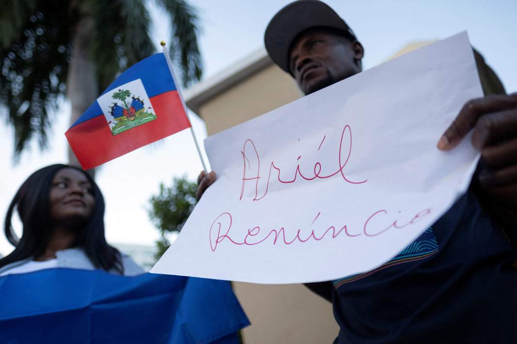 Группа гаитян перед отелем Marriott, где, по их мнению, остановился премьер-министр Гаити Ариэль Генри, Пуэрто-Рико, 6 марта 2024 года