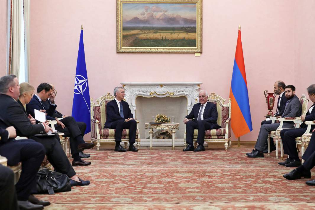 Йенс Столтенберг и президент Армении Ваагн Хачатурян присутствуют на встрече в Ереване, Армения