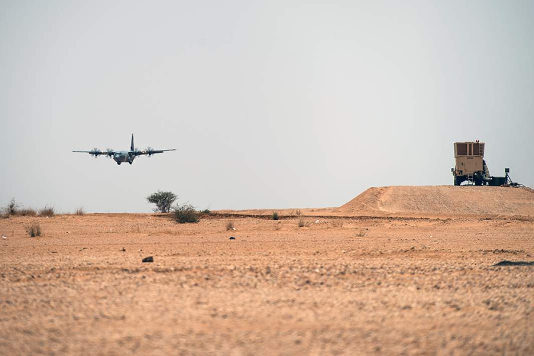 Транспортный самолет ВВС США во время посадки на авиабазу 201 в Нигере