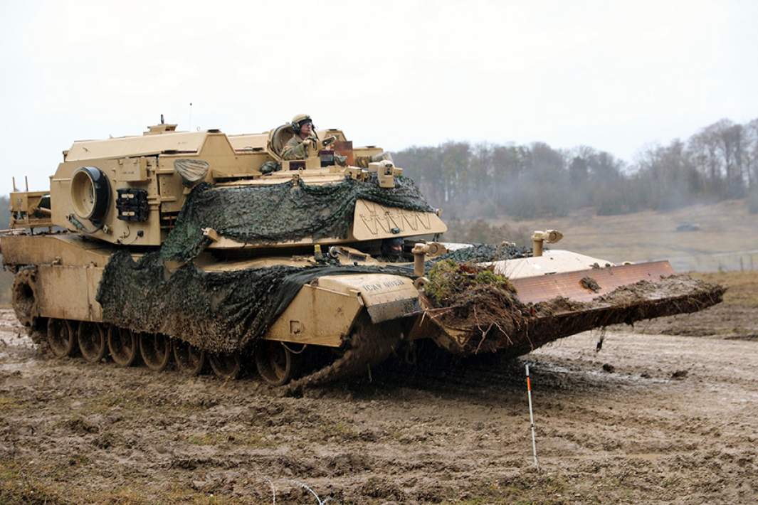 Бронированная машина разминирования M1150 Assault Breacher Vehicle во время учений на одном из полигонов в Германии