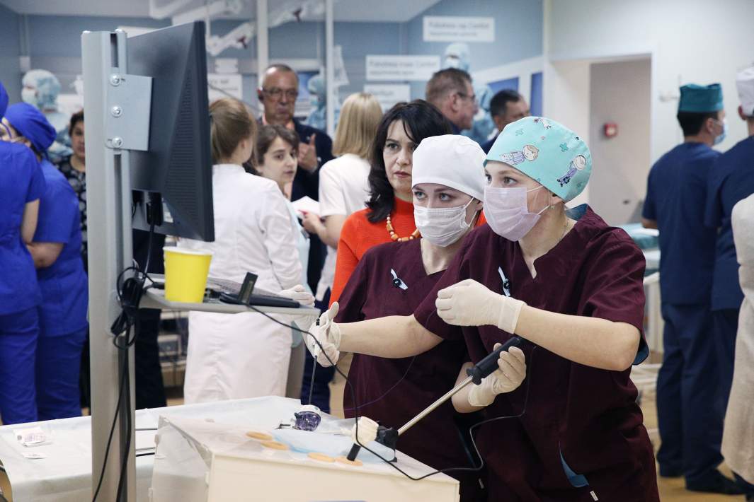 Медицинская практика: студенты-медики практикуются на аппарате для кардиохирургов