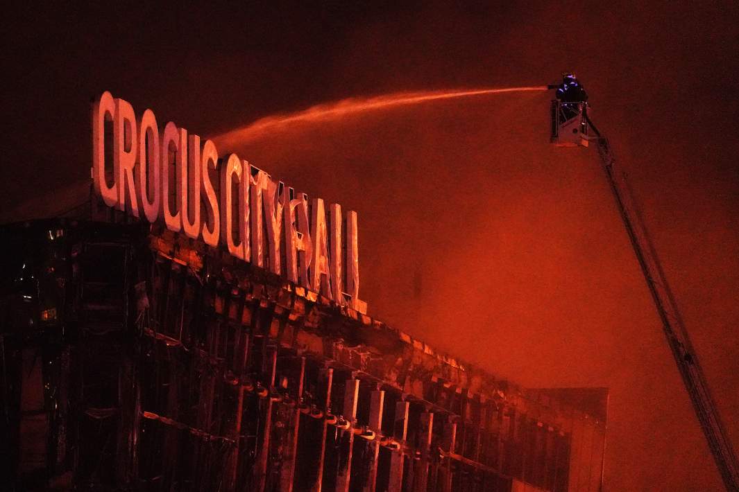 Extinguiendo el techo en llamas de la sala de conciertos Crocus City Hall