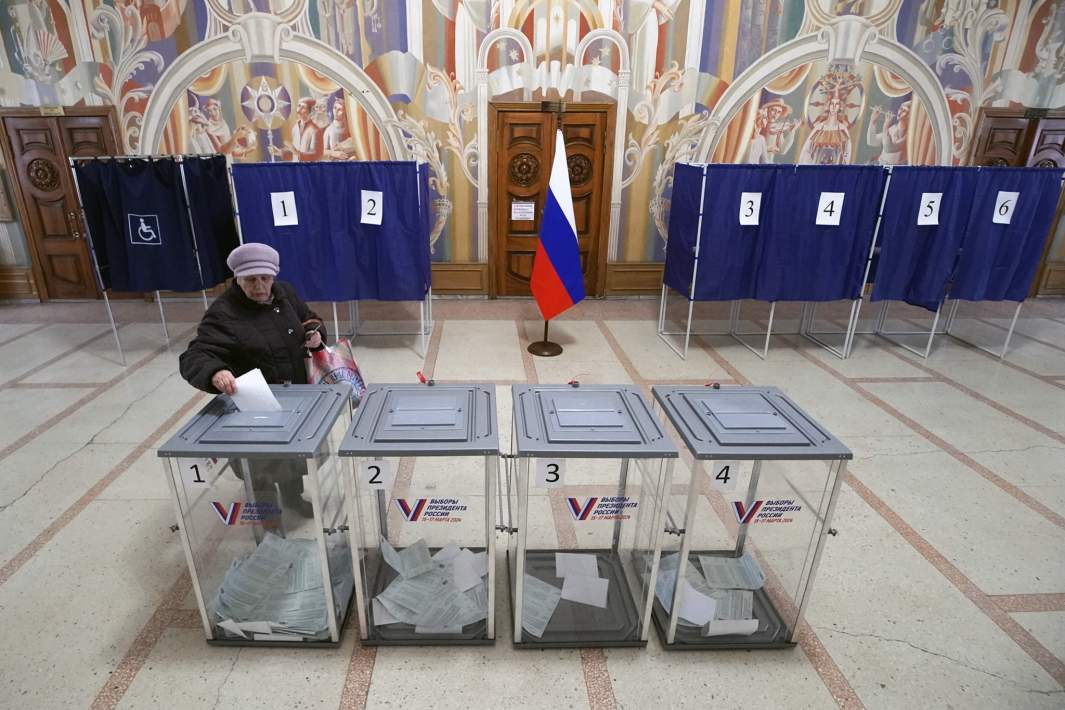 Votante en las elecciones presidenciales rusas en la LPR, 15 de marzo de 2024