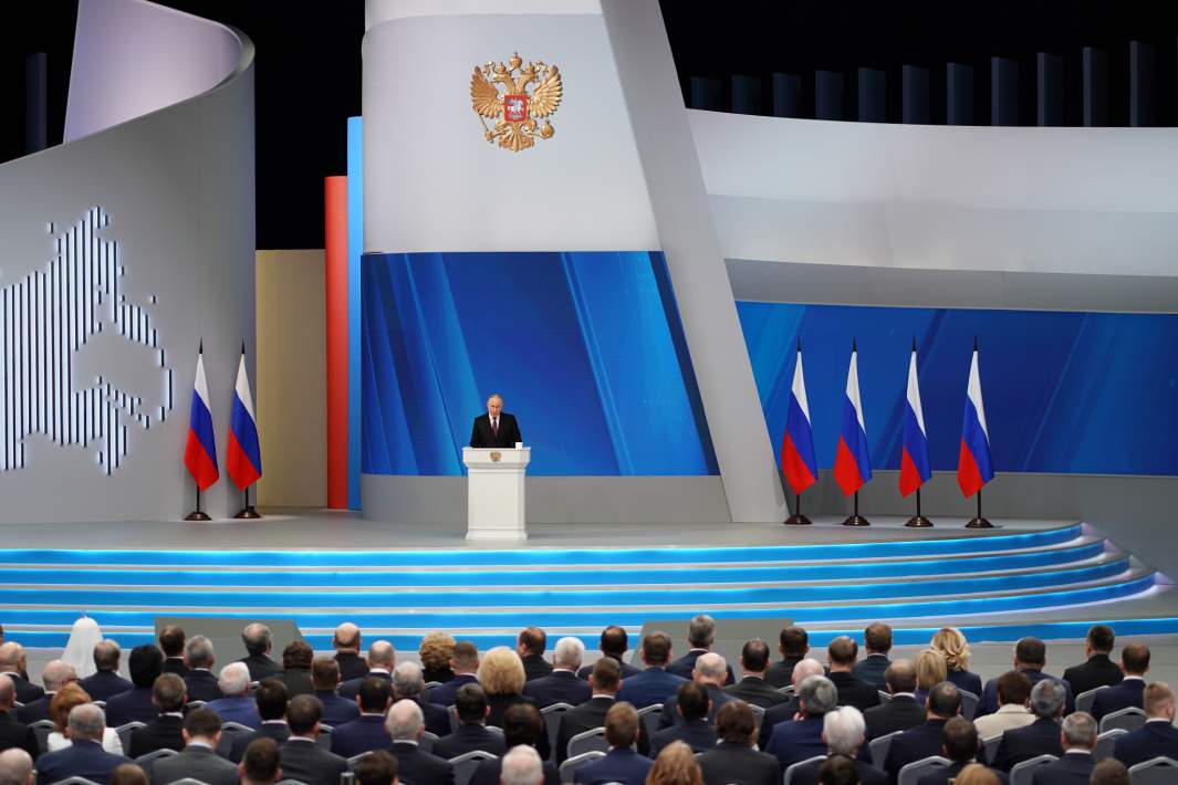 Владимир Путин во время выступления с ежегодным посланием Федеральному собранию РФ в Гостином Дворе