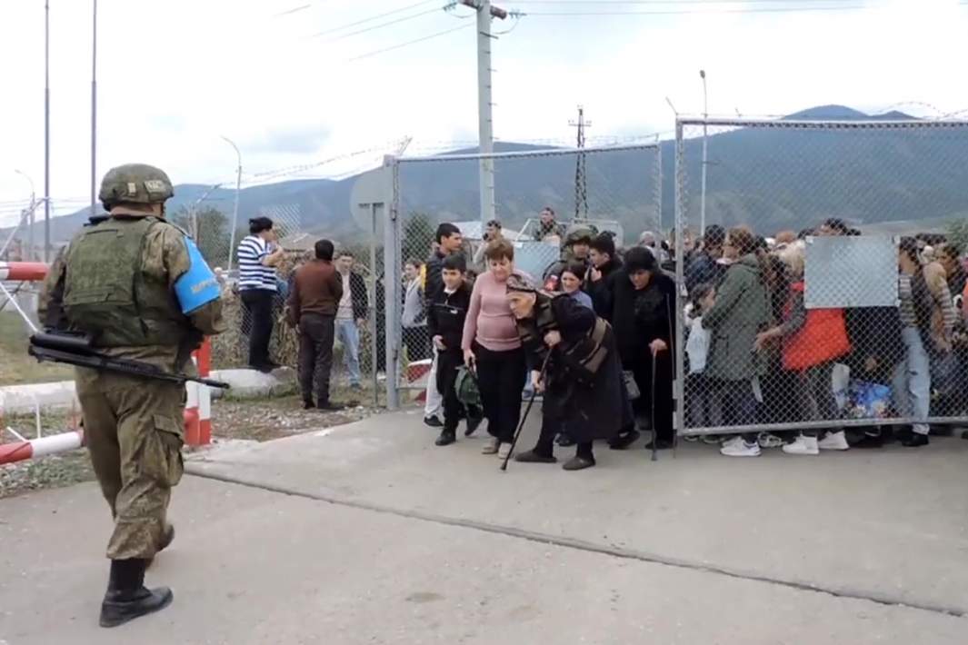Эвакуация жителей Нагорного Карабаха из Мардакертского, Мартунинского и Аскеранского районов при участии российского миротворческого контингента