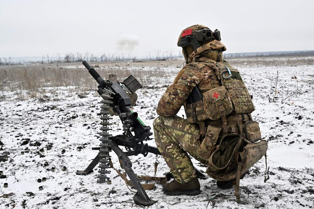 Военнослужащий добровольческого отряда специального назначения ведет огонь из АГСа во время боевой подготовки в ЛНР