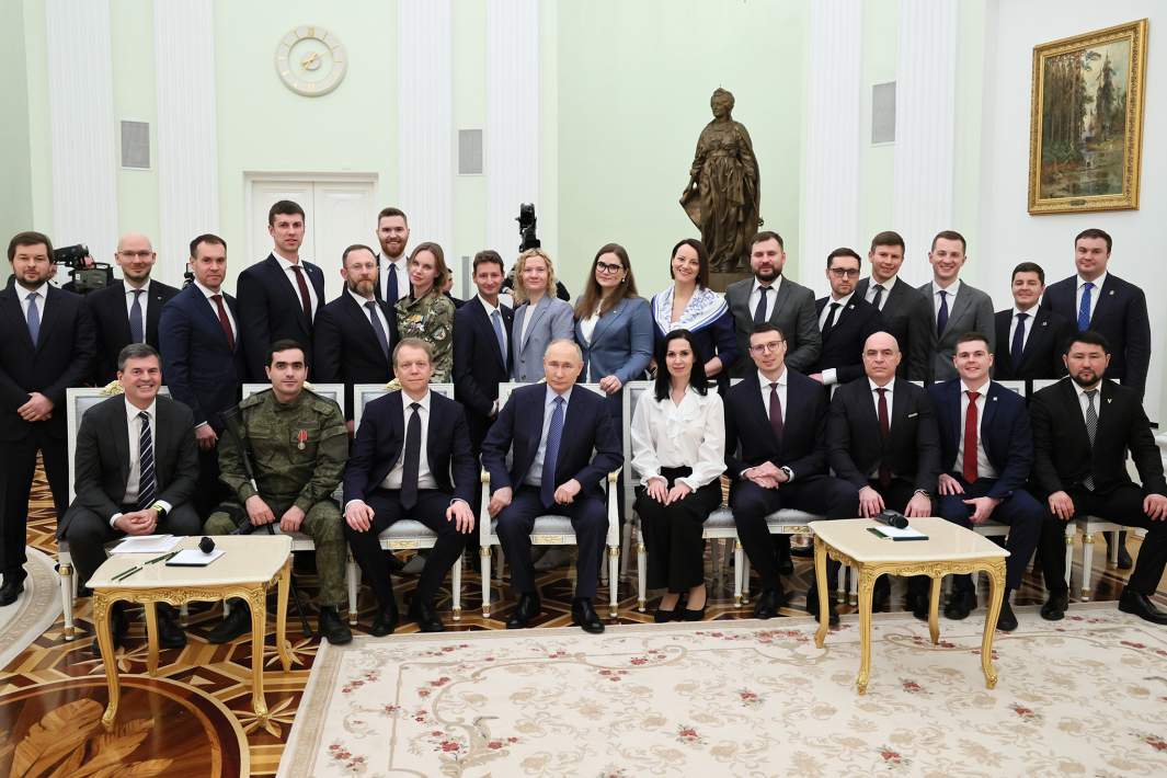 Владимир Путин на совместном фотографировании после окончания встречи с победителями конкурса управленцев «Лидеры России»