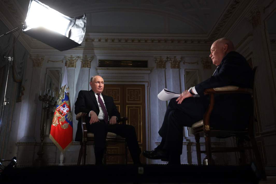 Президент РФ Владимир Путин дает интервью генеральному директору медиагруппы «Россия сегодня» Дмитрию Киселеву