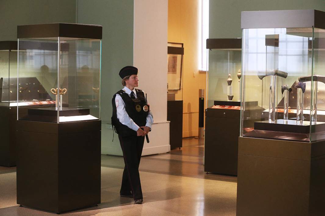 Сотрудница полиции в Государственном музее изобразительных искусств имени А.С. Пушкина