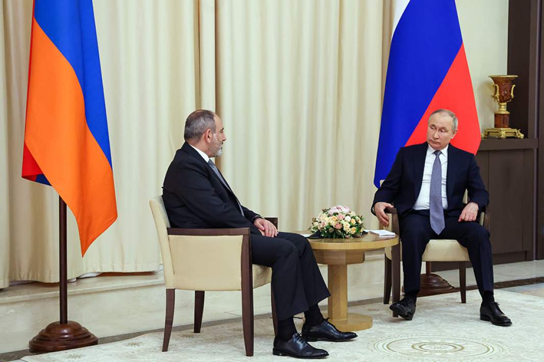 El presidente ruso Vladimir Putin y el primer ministro armenio Nikol Pashinyan durante una reunión en Novo-Ogarevo, abril de 2022