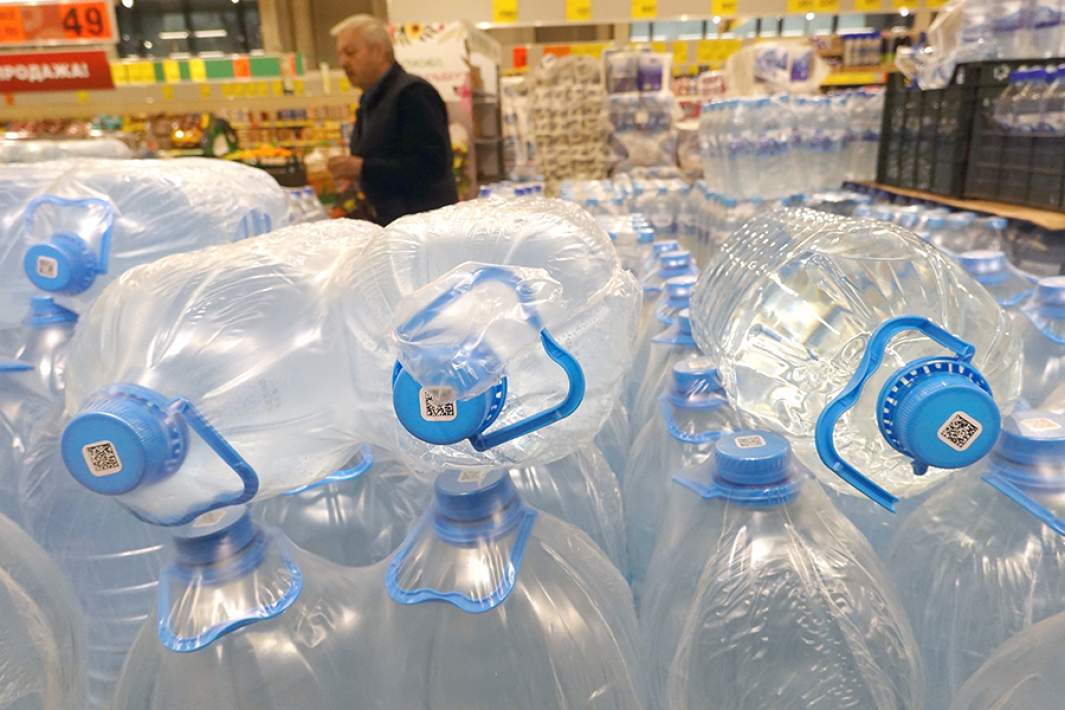 Упаковки с питьевой водой в супермаркете