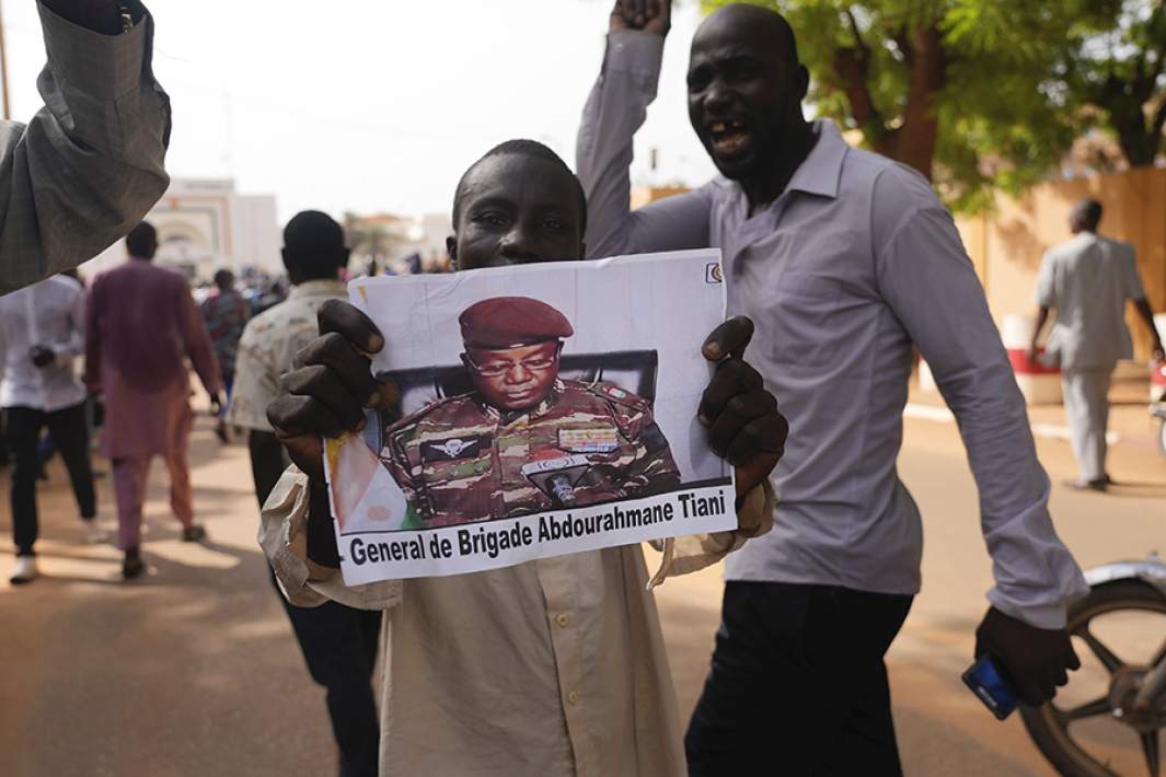 Демонстрация в поддержку мятежников во главе с генералом Абдурахманом Тчиани, отстранивших от власти президента Нигера Мохамеда Базума, в Ниамее. 30 июля 2023 года