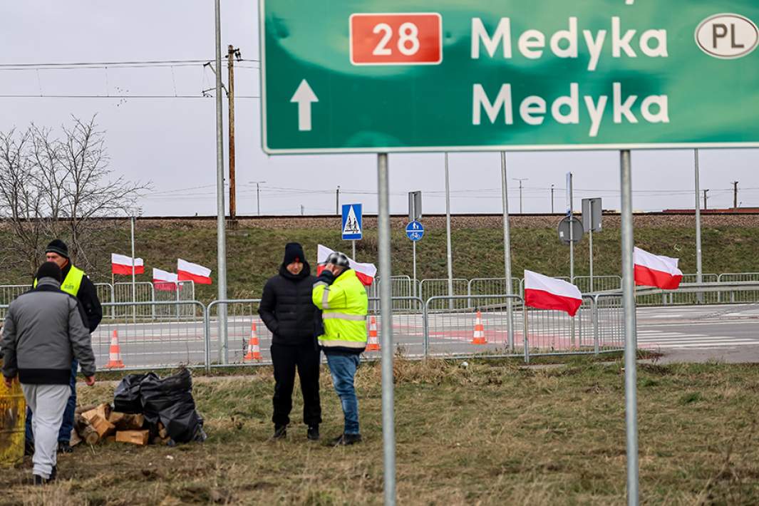 Польские фермеры, присоединившиеся к акции протеста перевозчиков, на пограничном переходе «Медыка - Шегини» на границе Польши и Украины
