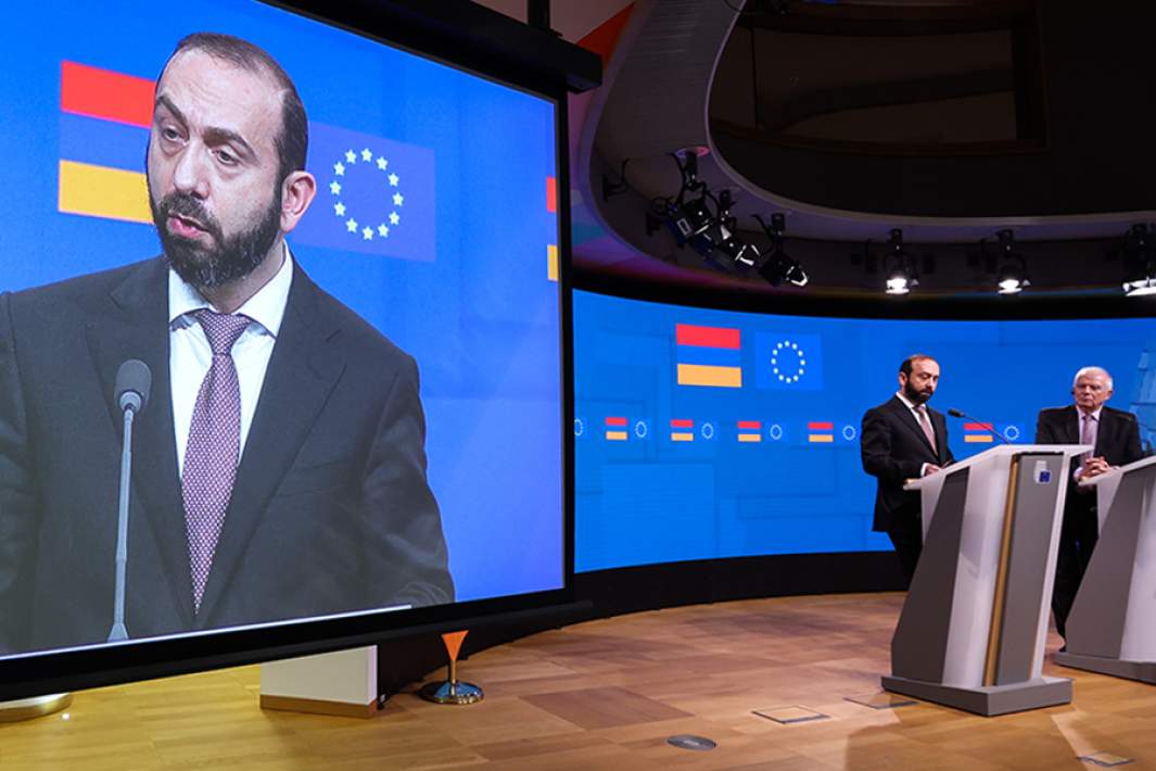 Министр иностранных дел Армении Арарат Мирзоян, глава дипломатии ЕС Жозеп Боррель 