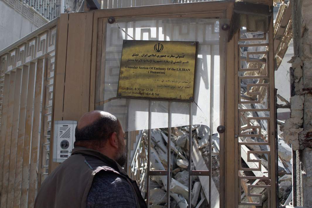 Мужчина стоит возле обломков консульства Ирана в столице Сирии Дамаске, 2 апреля 2024 года