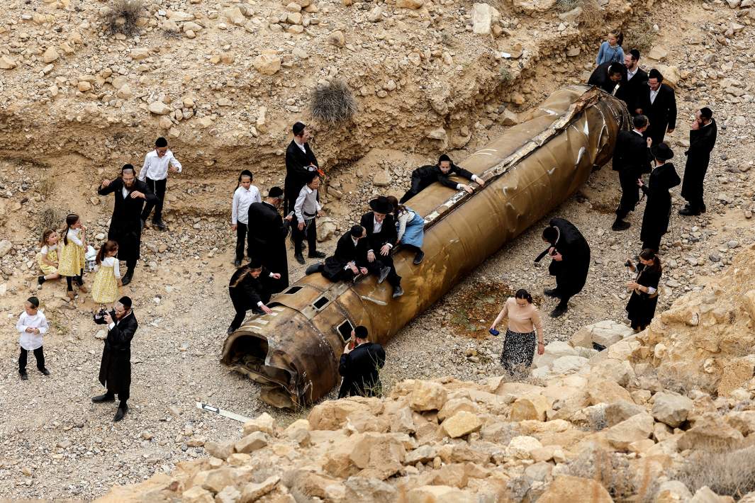 Остатки баллистической ракеты, выпущенной Ираном по территории Израиля