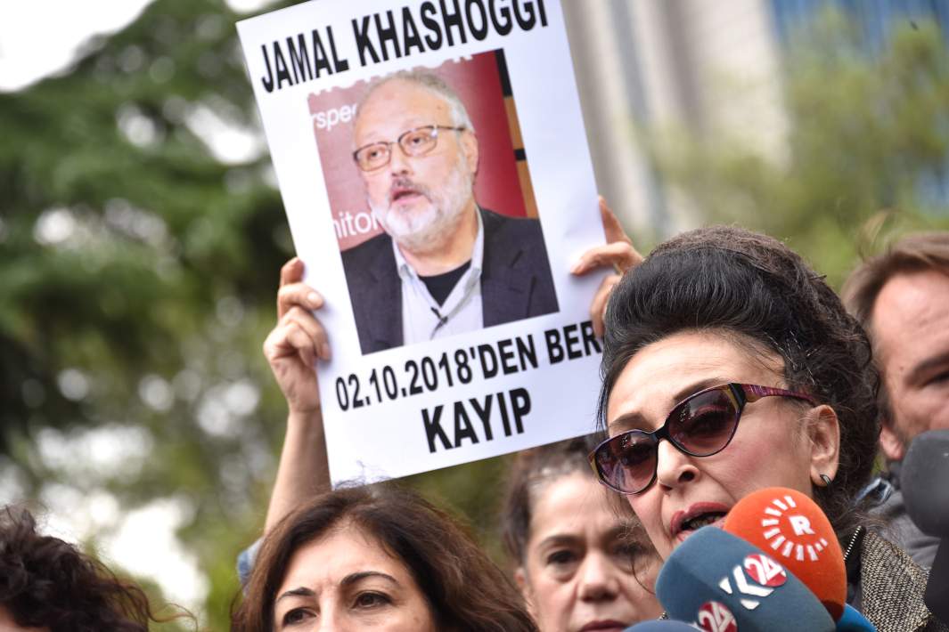 Портрет оппозиционного журналиста Джамаля Хашогги в руках протестующих около консульства Саудовской Аравии в Стамбуле. 9 октября 2018 года