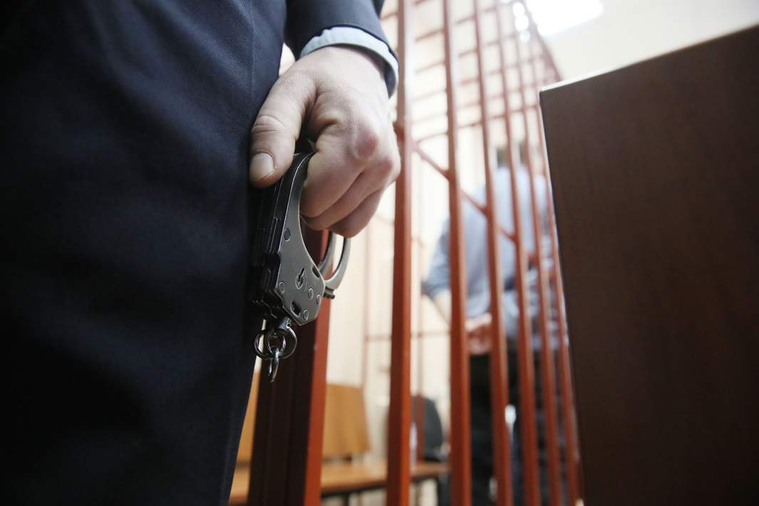 наручники решетка полицейский охрана суд