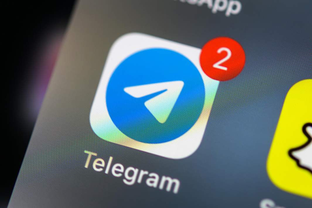 Иконка Telegram на экране смартфона