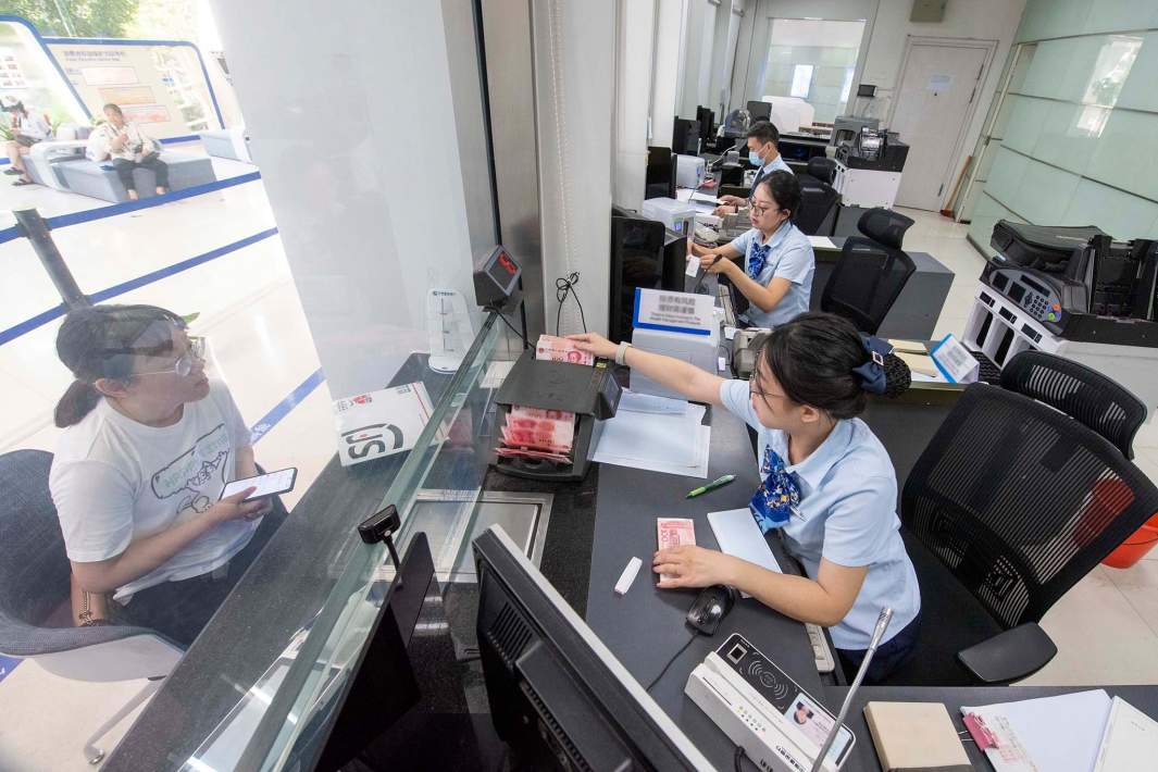 китайский банк во время работы с клиентом