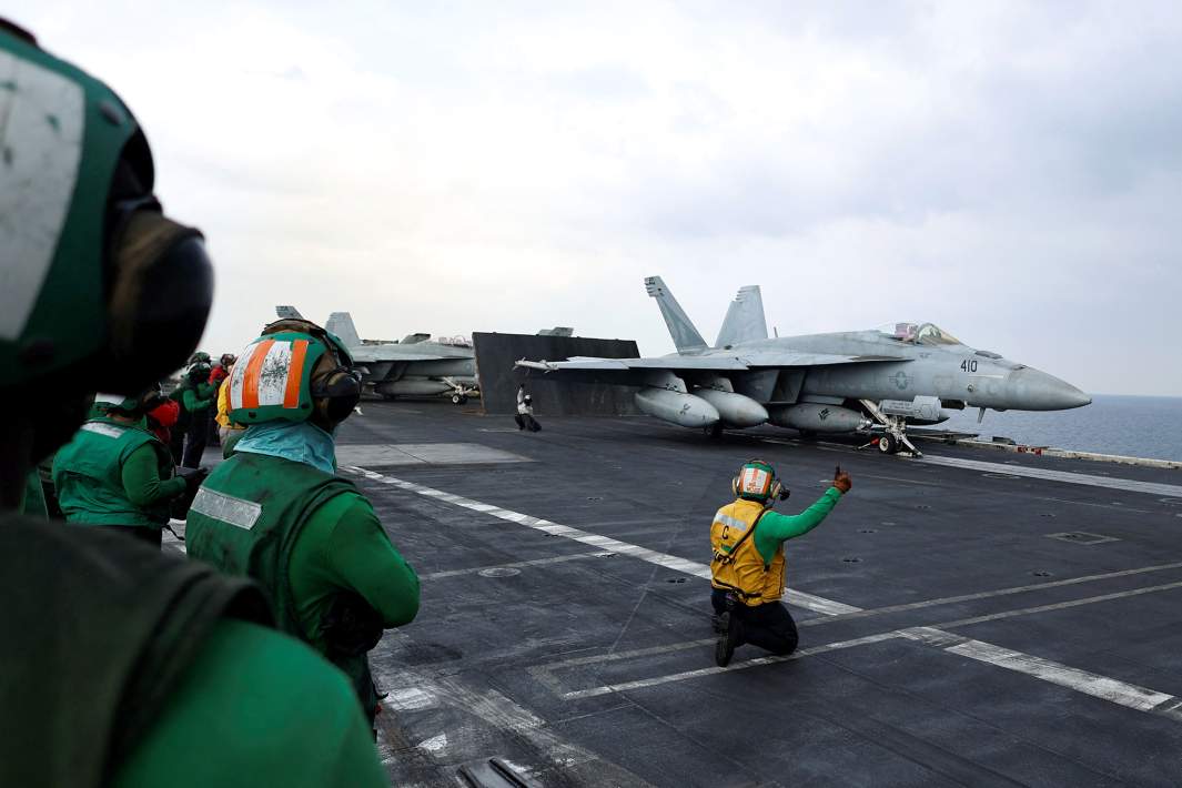 Американские истребители-бомбардировщики во время взлета с палубы авианосца в Красном море