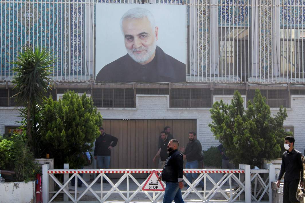 Портрет генерала Касема Сулеймани на здании иранского посольства в Дамаске
