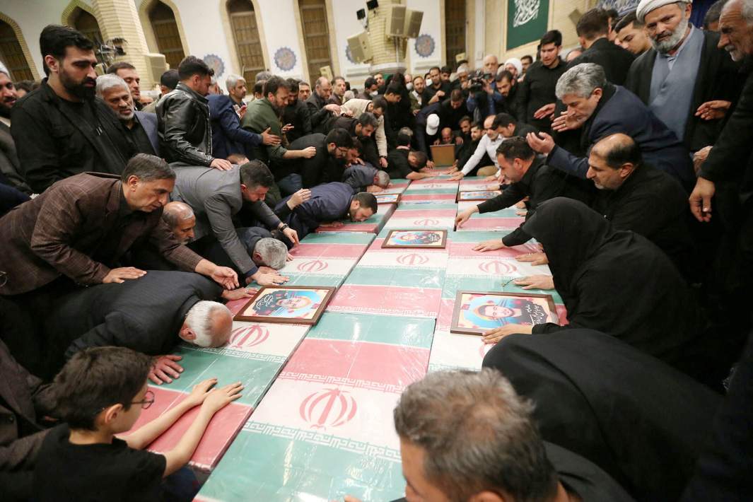 Семьи членов Корпуса стражей исламской революции, погибших в результате израильского авиаудара по комплексу иранского посольства в сирийской столице Дамаске, присутствуют на церемонии похорон в Тегеране