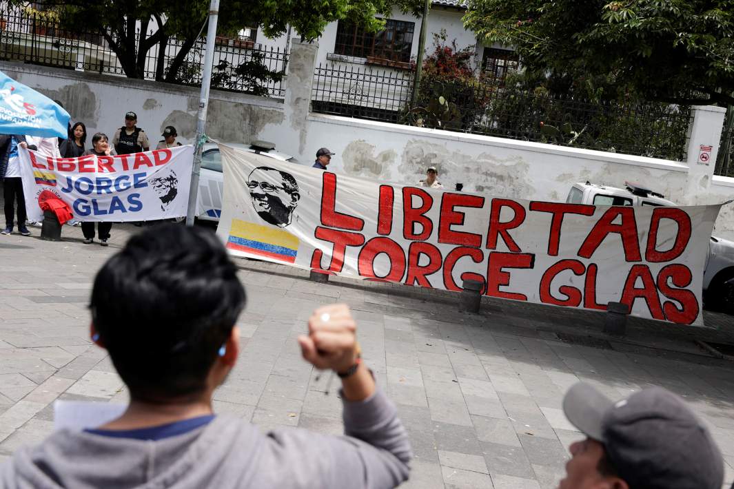 Демонстранты собираются возле посольства Мексики в Эквадоре, чтобы попросить свободы бывшего вице-президента Эквадора Хорхе Гласа, после того как он был задержан во время ночного рейда на посольство, в Кито, Эквадор, 6 апреля 2024 года