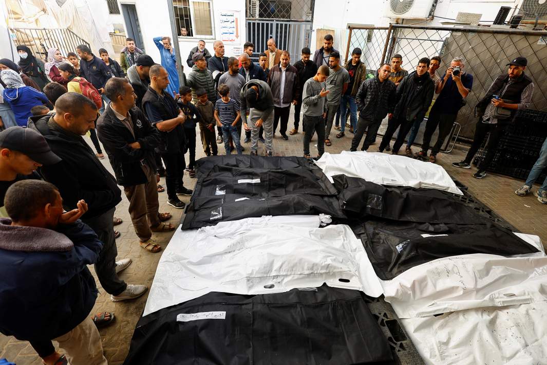 Тела палестинцев, погибших в результате авиаударов Израиля по Рафаху