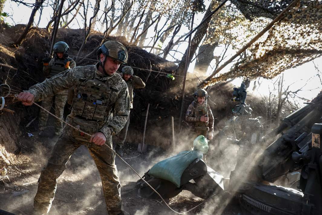 украинские солдаты в зоне военного действия