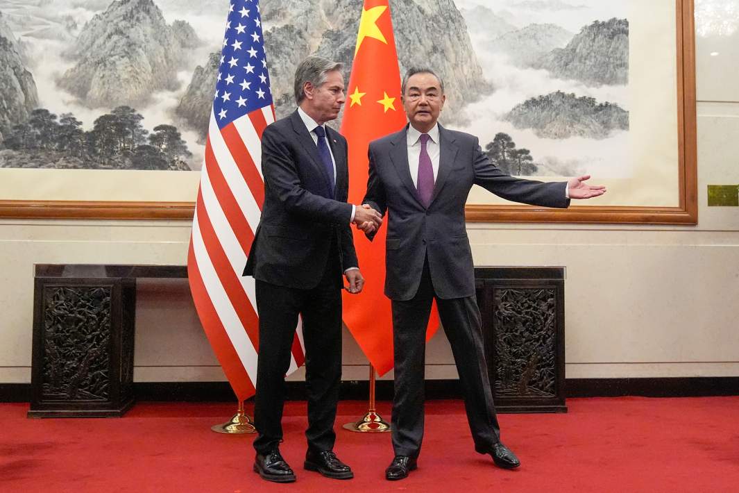 Госсекретарь США Энтони Блинкен и министр иностранных дел КНР Ван И во время встречи в Пекине
