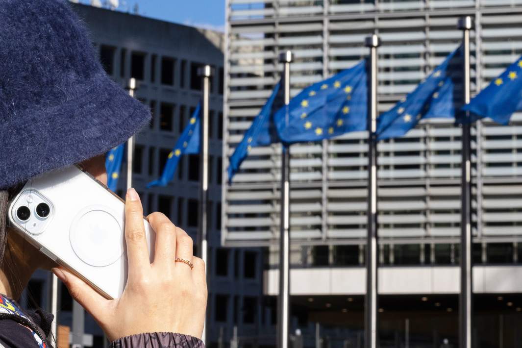 флаги Евросоюза девушка говорит по телефону