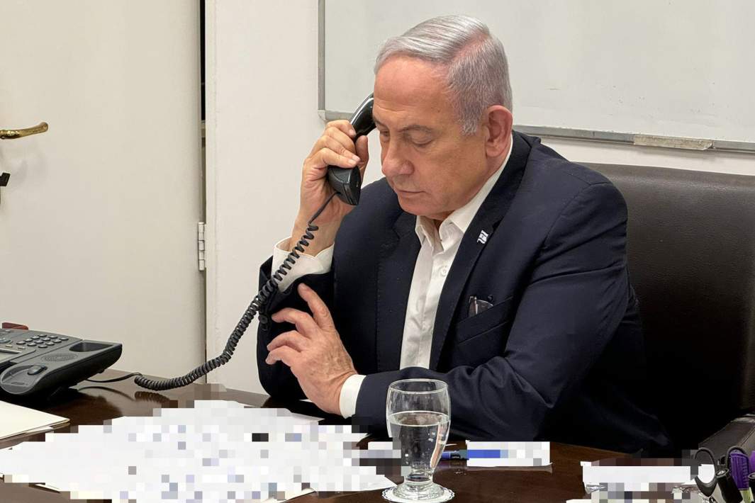Премьер-министр Израиля Биньямин Нетаньяху во время телефонного разговора с президентом США Джо Байденом