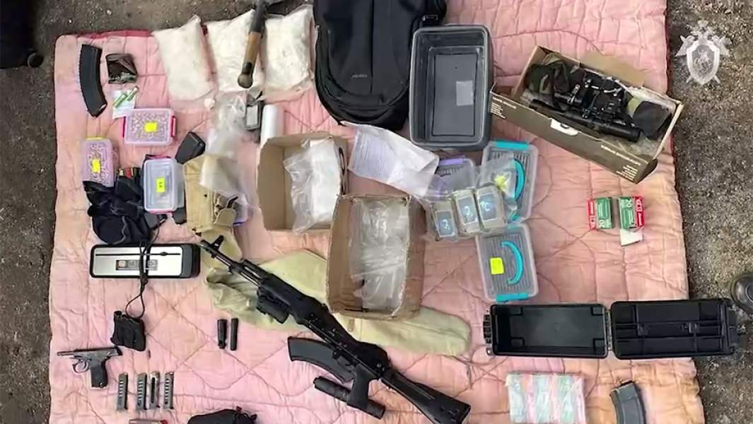 Оружие и свертки с веществами, изъятые из тайника задержанного