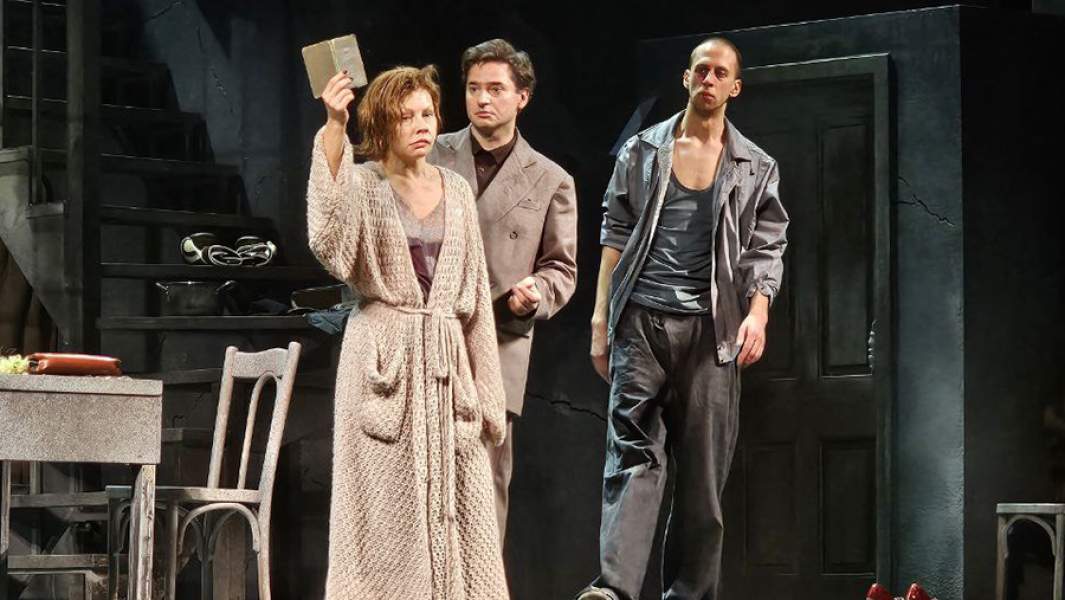 Сцена из спектакля «Это моя жизнь»