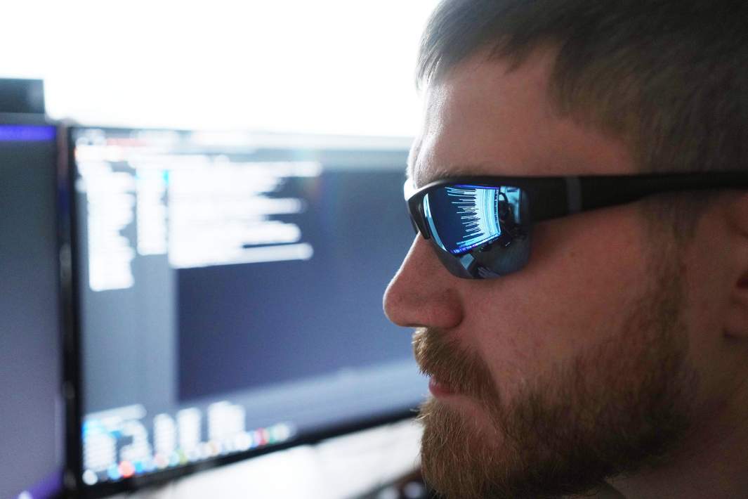 хакер мошенник человек в очках компьютер 