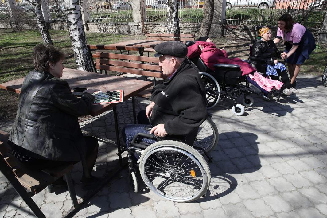 Прогулка в доме престарелых