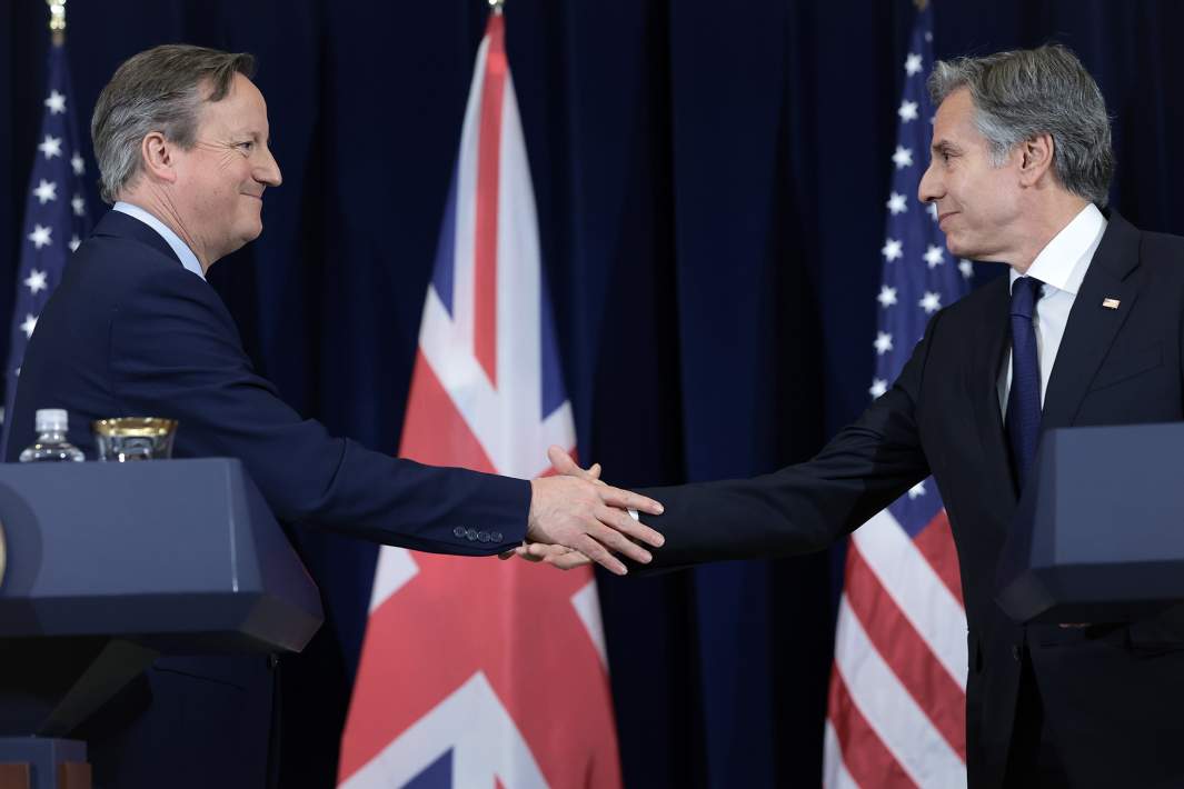 Глава МИД Великобритании Дэвид Кэмерон во время визита в США встретился не только с госсекретарем Энтони Блинкеном