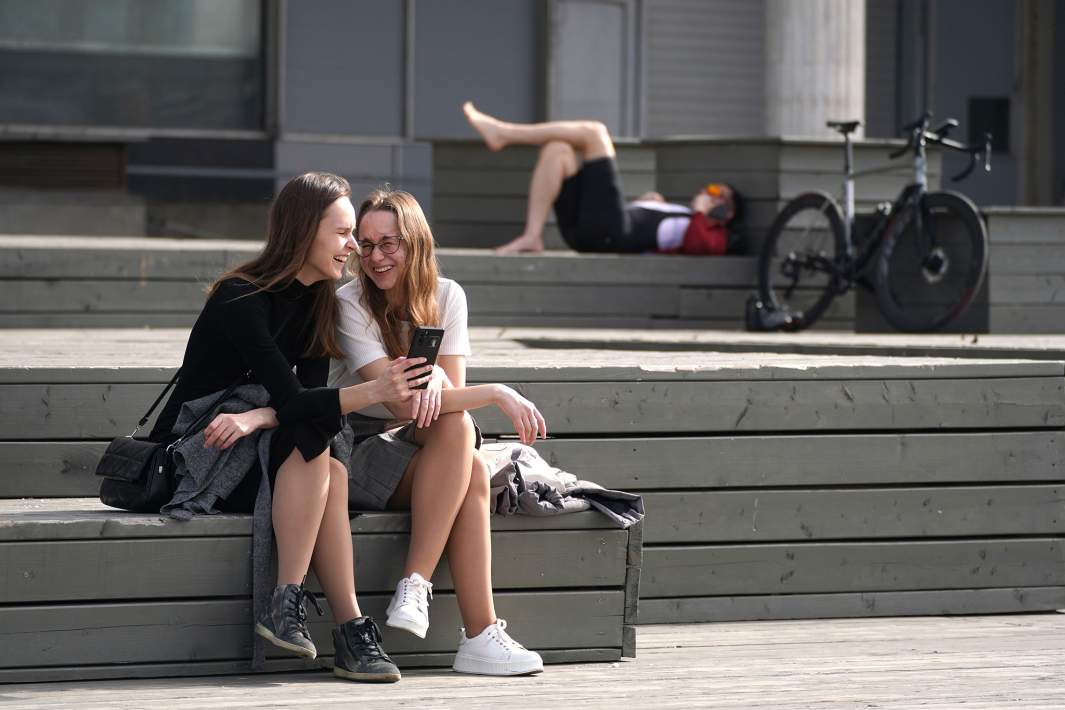 Девушки во время отдыха в Москве
