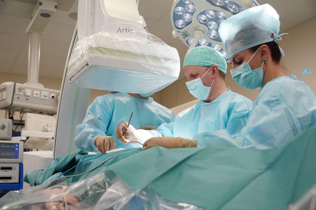 операционная операционная сестра хирург